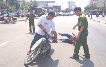 Vụ siêu mẫu Mâu Thanh Thủy bị cướp: Hiện tượng xã hội loạn kỷ cương - 3 Cảnh siêu mẫu Mâu Thanh Thủy bị ngã do kẻ cướp giật túi được cơ quan công an dựng lại