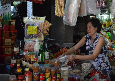 Chị Phan Thị Cúc và kiốt thực phẩm Hàn Quốc