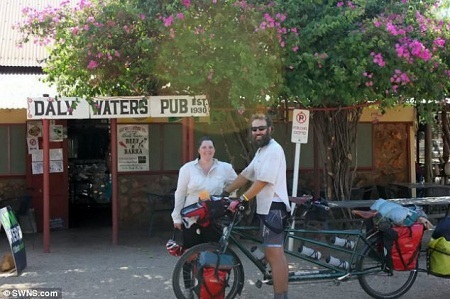 Tắm nắng trong mùa hè ở Úc.