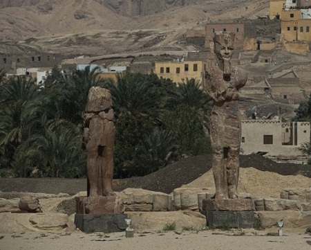 Tìm thấy hai bức tượng 3.400 tuổi của pharaông Ai Cập - 3 Ngôi đền 3.400 năm tuổi này vốn đã có hai bức tượng khổng lồ khắc họa chân dung vua Amenhotep III.