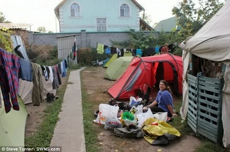 Hai vợ chồng Kat và Steve dựng lều ở Kyrgyzstan.