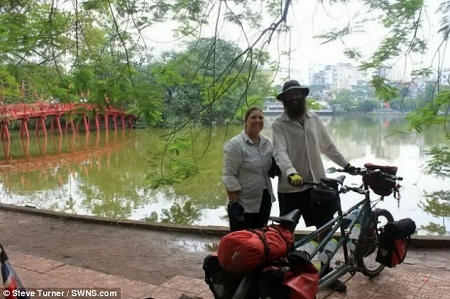 Hai vợ chồng Kat và Steve dựng lều ở Kyrgyzstan.