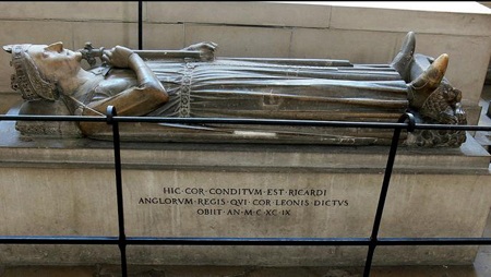 Ảnh chụp phần mộ của vua Richard I.