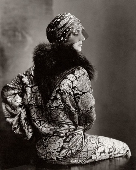 Vẻ đẹp thời trang đẳng cấp ở thời đại của những “Gatsby vĩ đại” - 2 Một bức ảnh thời trang trên tạp chí Vogue (1923).