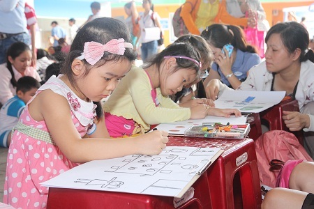 Bên cạnh các họa sĩ nhí đang miệt mài sáng tạo là sự ủng hộ, cổ vũ hết mình của các bậc phụ huynh.