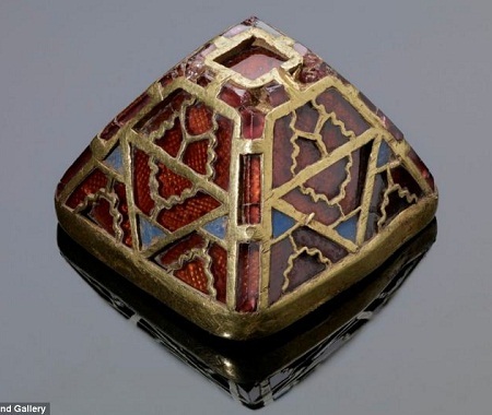 Ngắm Trang sức dát vàng của các... chiến binh