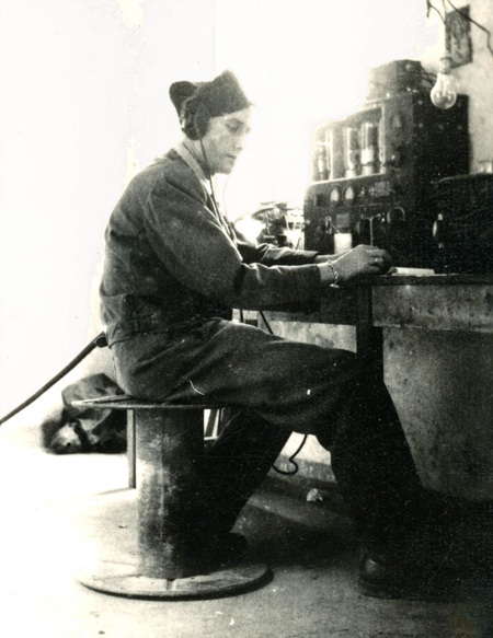 Lính Pháp ở Đông Dương những năm 1947-1949 - 2 Một lính Pháp đang ngồi ghi âm.