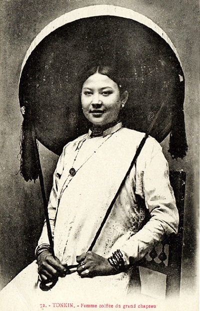 Vẻ đẹp “không thể trộn lẫn” của phụ nữ Việt Nam đầu thế kỷ 20 - 17 Nón quai thao được cả phụ nữ nhà giàu lẫn phụ nữ thuộc tầng lớp lao động sử dụng.