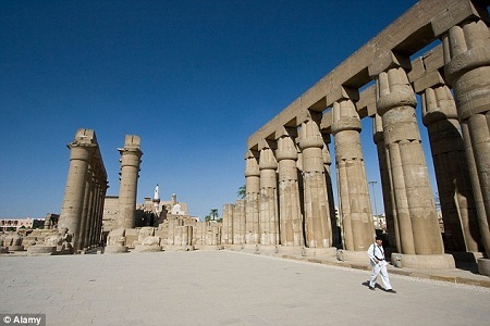 Tìm thấy hai bức tượng 3.400 tuổi của pharaông Ai Cập - 1 Ngôi đền thờ vua Amenhotep III.