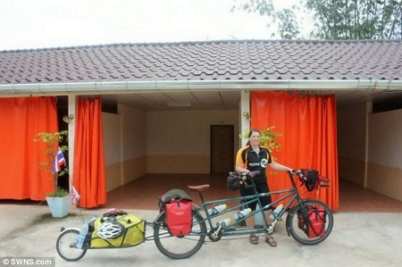 Chụp hình bên công viên quốc gia Perlis của Malaysia.