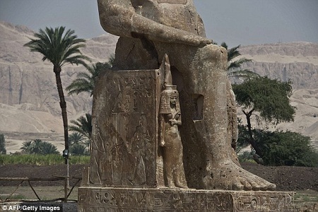 Tìm thấy hai bức tượng 3.400 tuổi của pharaông Ai Cập - 5 Ở bên chân phải của bức tượng khắc họa nhà vua ngồi là hình ảnh một người phụ nữ,