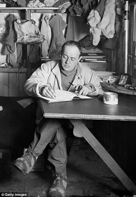 Ảnh hiếm về đoàn thám hiểm tử nạn khi tới Nam Cực - 7 Trưởng đoàn Robert Falcon Scott đang viết nhật ký hành trình tại Nam Cực.