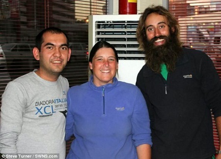 Cặp đôi chụp hình lưu niệm với một người dân địa phương ở thành phố Tashkent, Uzbekistan.