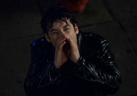 Trong phim “The Sure Thing” (1985), nhân vật Walter Gibson gặp cô gái mình yêu dưới một cơn mưa.