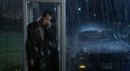 Trong phim “The Sure Thing” (1985), nhân vật Walter Gibson gặp cô gái mình yêu dưới một cơn mưa.