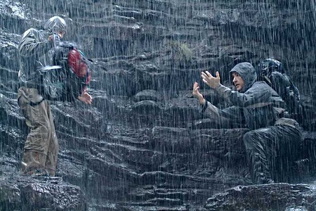 Leo núi dưới trời mưa trong phim 