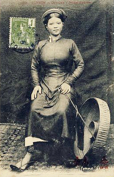 Vẻ đẹp “không thể trộn lẫn” của phụ nữ Việt Nam đầu thế kỷ 20 - 27 Người phụ nữ với chiếc áo dài đã bắt đầu mang nét hiện đại, may bó sát, khoe ra đường nét cơ thể.