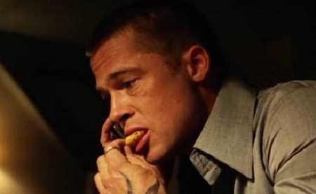 Leo núi dưới trời mưa trong phim 