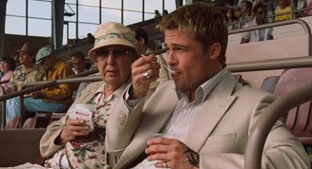 Leo núi dưới trời mưa trong phim 