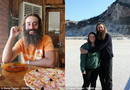 Steve thưởng thức pizza Ý (trái). Hai người đến thăm núi lửa Solfatara của Ý (phải).