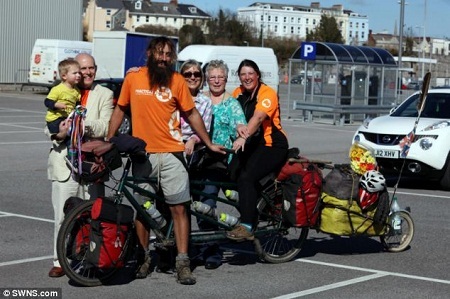 Steve thưởng thức pizza Ý (trái). Hai người đến thăm núi lửa Solfatara của Ý (phải).