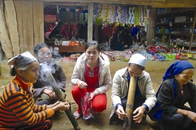 Ở nơi con gái không biết hút thuốc lào dễ bị… ế chồng - 1 Hút thuốc lào là thói quen từ xa xưa của phụ nữ dân tộc Mường ở xã Ân Nghĩa
