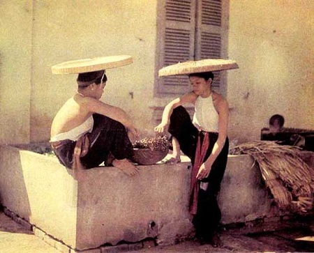 Vẻ đẹp “không thể trộn lẫn” của phụ nữ Việt Nam đầu thế kỷ 20 - 29 Áo yếm, nón ba tầm.