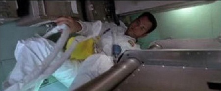 Trong “Apollo 13” (1995), Tom Hanks cũng có một cảnh “giải quyết nỗi buồn” ngoài vũ trụ.