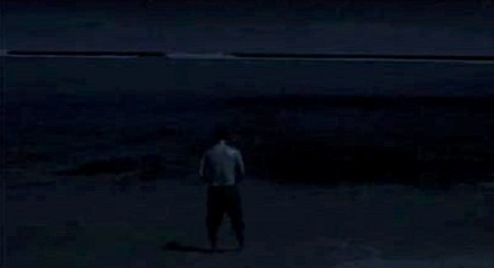 Trong “Apollo 13” (1995), Tom Hanks cũng có một cảnh “giải quyết nỗi buồn” ngoài vũ trụ.