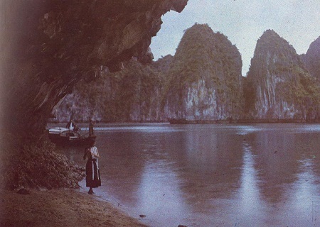 Vẻ đẹp “không thể trộn lẫn” của phụ nữ Việt Nam đầu thế kỷ 20 - 30 Thiếu nữ đứng hong tóc bên vịnh Hạ Long.