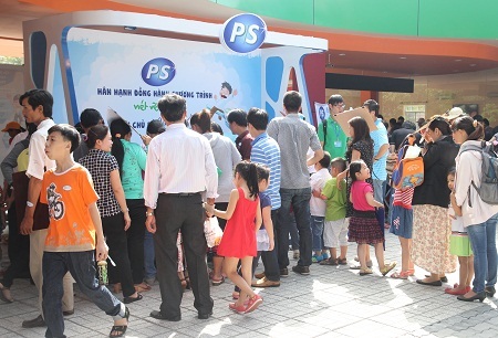 Bên cạnh các họa sĩ nhí đang miệt mài sáng tạo là sự ủng hộ, cổ vũ hết mình của các bậc phụ huynh.