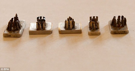 Rợn người trước triển lãm dụng cụ xăm số lên người tù nhân - 3 Những miếng kim loại này sẽ được xếp vào một chiếc khung để tạo thành một dãy số.