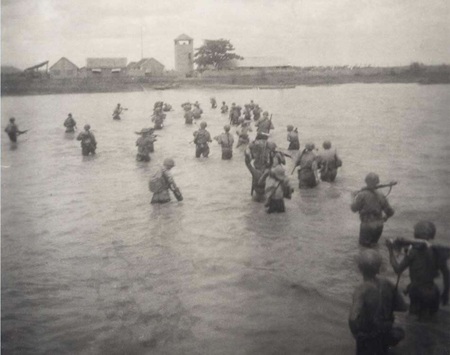 Lính Pháp ở Đông Dương những năm 1947-1949 - 3 Một đội tuần tra Pháp đang vượt sông.