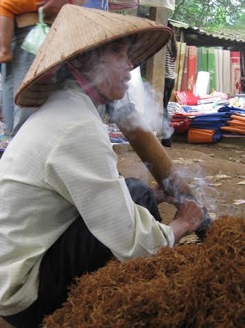 Ở nơi con gái không biết hút thuốc lào dễ bị… ế chồng - 3 Một số phụ nữ đứng tuổi vẫn thường hút thuốc lào giữa chợ