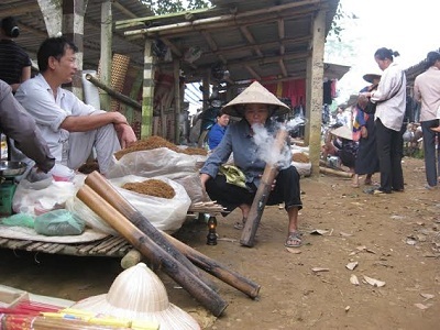 Ở nơi con gái không biết hút thuốc lào dễ bị… ế chồng - 5 Phụ nữ Mường khi gặp nhau thường vui vẻ trò chuyện và cùng rít thuốc lào