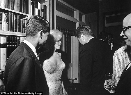 Bê bối tình cảm của cựu Tổng thống Mỹ Kennedy lại bị “đe dọa” - 2 Marilyn Monroe xuất hiện tại bữa tiệc mừng sinh nhật thứ 45 của Tổng thống Kennedy.
