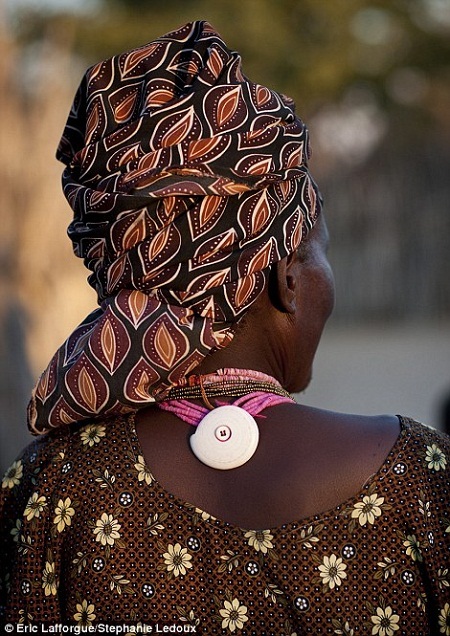 Một phụ nữ sống trong lâu đài làm nhiệm vụ phục vụ Nữ hoàng.