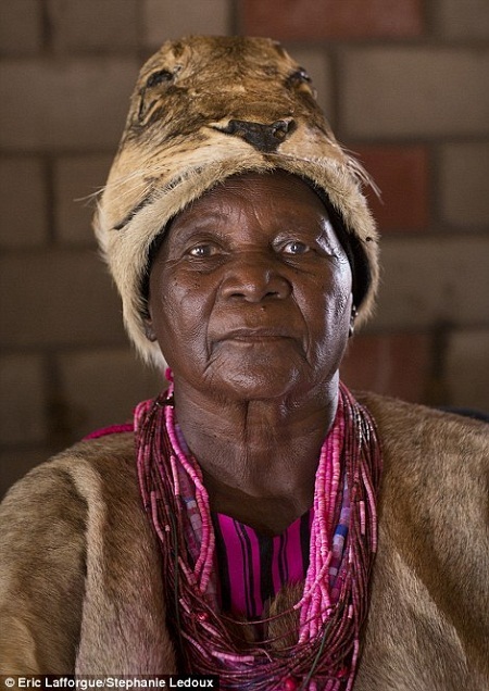 Nữ hoàng thường mặc trang phục truyền thống được may bằng da sư tử.