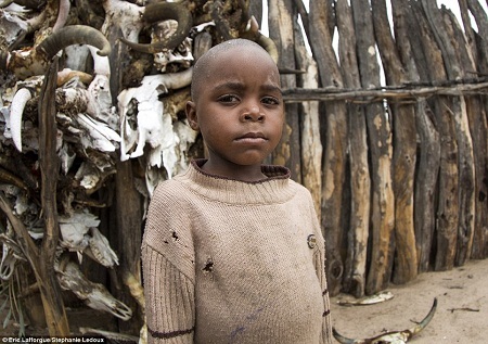 Nữ hoàng thường mặc trang phục truyền thống được may bằng da sư tử.