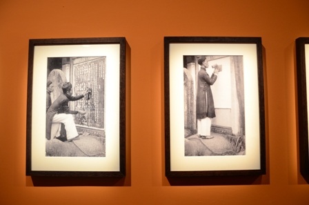 Hai bức ảnh mô tả cảnh khắc chữ trên bia tiến sĩ.