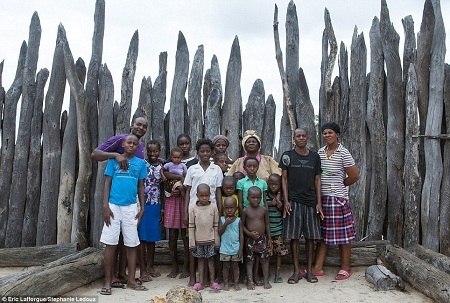 Nữ hoàng Meekulu chụp hình với các con cháu.