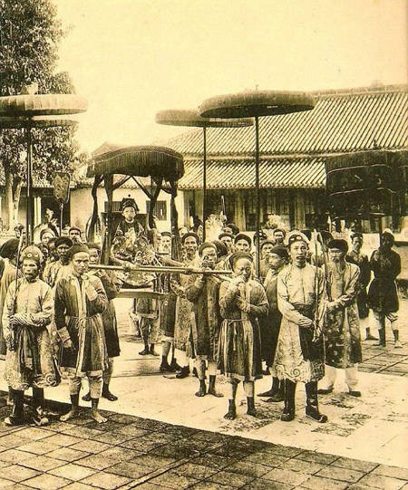 Hình ảnh vua, quan triều Nguyễn - 3 Vị vua trẻ tuổi Duy Tân ngồi trên lọng, ảnh chụp năm 1907.