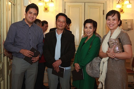 Thưởng thức tiếng đàn của nghệ sĩ dương cầm nổi tiếng nhất thế kỉ 20 - 8 Vợ chồng ca sỹ Mỹ Linh -
nhạc sỹ Anh Quân và nghệ sĩ violin Bùi Công Duy - Trinh Hương