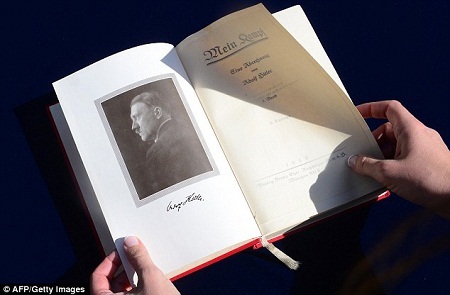 Sách có chữ ký Hitler giá 1,4 tỉ đồng - 4 Hai cuốn sách dù đã trải qua gần 9 thập kỷ nhưng vẫn ở tình trạng nguyên vẹn.