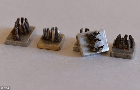 Rợn người trước triển lãm dụng cụ xăm số lên người tù nhân - 4 Những miếng kim loại này sẽ được xếp vào một chiếc khung để tạo thành một dãy số.