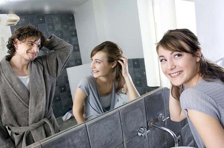 Phụ nữ biết chăm lo diện mạo hơn