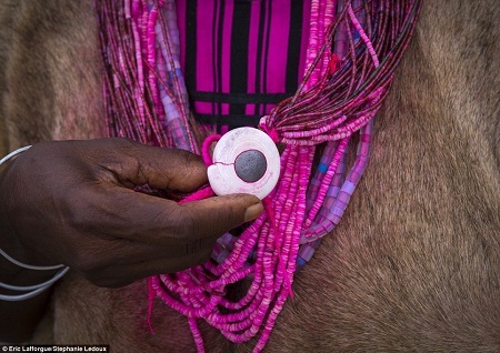 Chiếc vòng cổ truyền thống của phụ nữ Okwanyama được kết từ vỏ ốc.