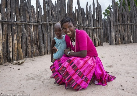 Chiếc vòng cổ truyền thống của phụ nữ Okwanyama được kết từ vỏ ốc.