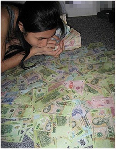 Kệch cỡm những màn khoe tiền của “sao” - 13 Thủy Tiên cũng bị ném đá vì bức ảnh này.