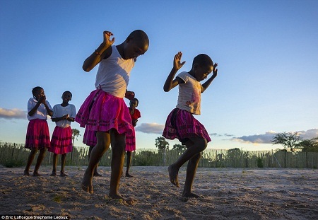 Những cô bé người Okwanyama đang nhảy múa.